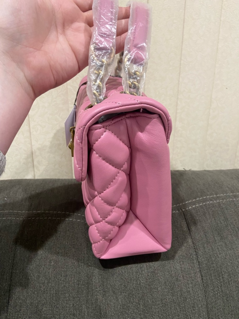 New Kurt Geiger Pink Quilted Brixton Shoulder Bag with Gold Lock and Chain - Picture 2 of 9
